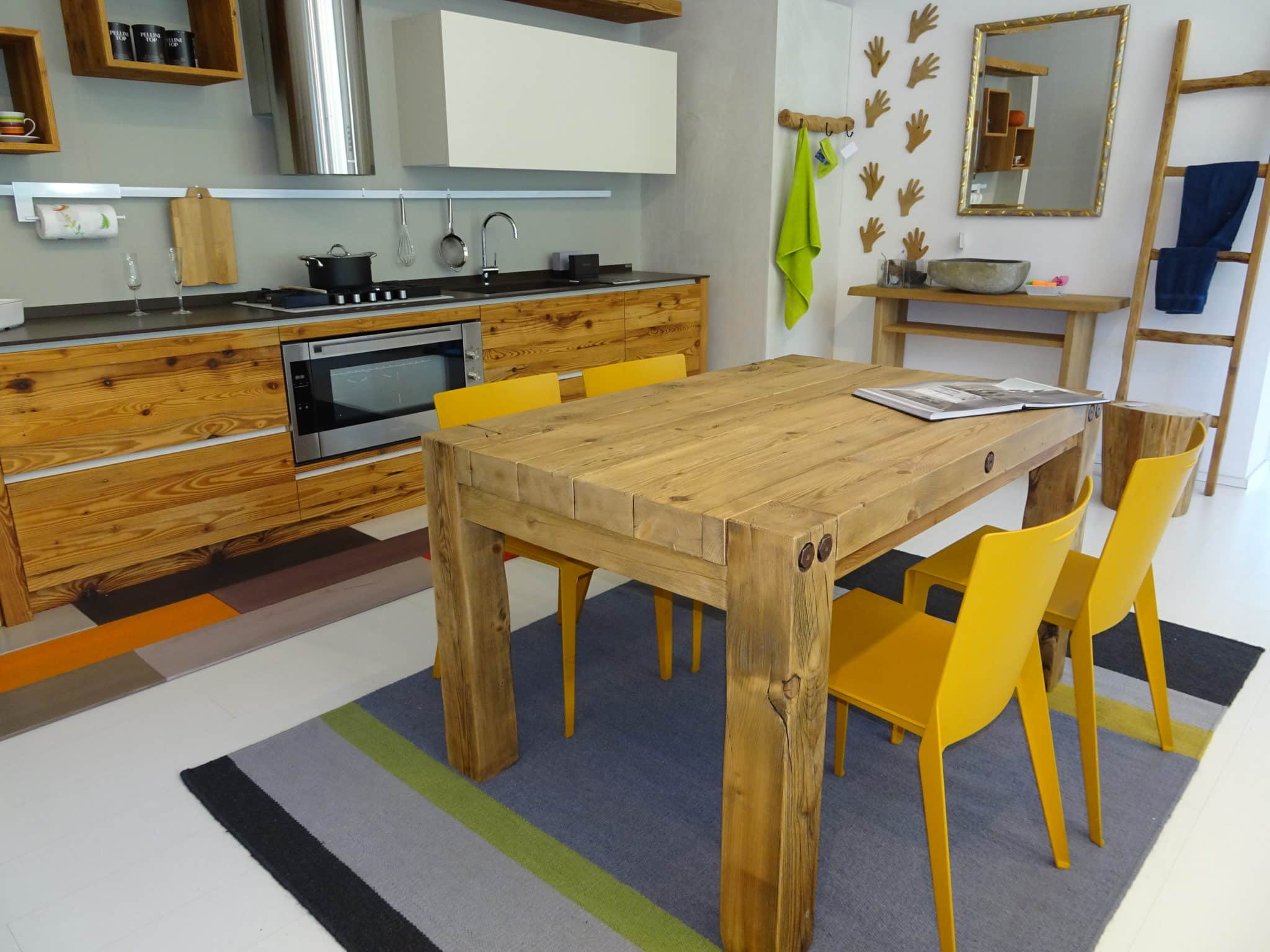 Tavolo in legno con bulloni
